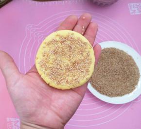 把芝麻微微压一下，防止掉。