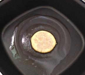 放入抹油的锅中，小火煎至两面金黄即可。