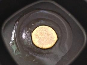放入抹油的锅中，小火煎至两面金黄即可。