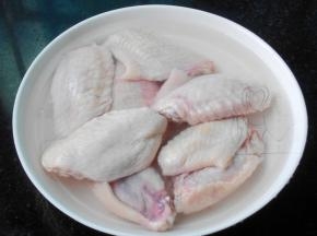 鸡翅用淡盐水泡一会儿再洗干净