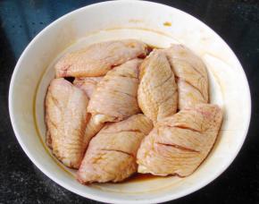 正反两面各划两下，摆在盘中，加入盐、生抽、蚝油，老抽和料酒拌匀腌半个小时