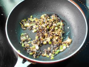 小煎锅加点儿油，下入葱姜蒜豆豉炒香