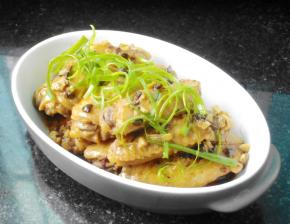 汤汁多，挑出鸡翅摆盘，放上葱丝