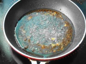 另起一锅，将油烧热