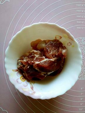 一小块羊肉洗干净备用