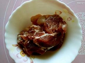 一小块羊肉洗干净备用