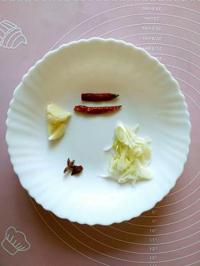 葱花，大蒜，干辣椒，大料准备好