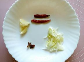 葱花，大蒜，干辣椒，大料准备好