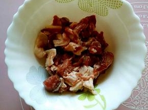 羊肉切成小方块儿