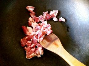 c羊肉切好放在炒锅中煸炒