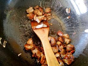 倒入适量植物油，油热后加入葱花大蒜大料和干辣椒煸炒