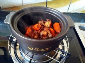 倒入碗锅中
