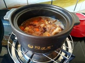 转小火煮至汤汁剩一半的时候加入少许的盐