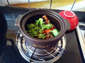 汤汁收好的时候倒入香菜段，味精拌匀