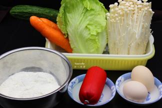 准备食材：面粉、鸡蛋、火腿、胡萝卜、金针菇、青瓜、生菜；