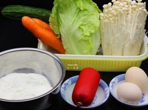 准备食材：面粉、鸡蛋、火腿、胡萝卜、金针菇、青瓜、生菜；