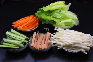 火腿切条、胡萝卜去皮切丝，金针菇洗净撕开、青瓜切条、生菜洗净沥干水；