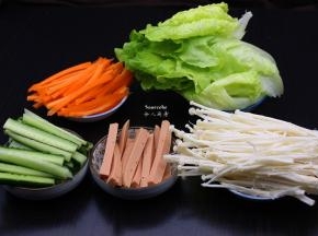 火腿切条、胡萝卜去皮切丝，金针菇洗净撕开、青瓜切条、生菜洗净沥干水；