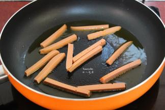热锅，倒入橄榄油，香煎火腿肠；