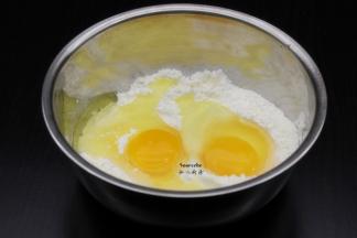 面粉加入鸡蛋、盐拌均；PS：可以加适量水拌均。