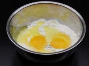 面粉加入鸡蛋、盐拌均；PS：可以加适量水拌均。