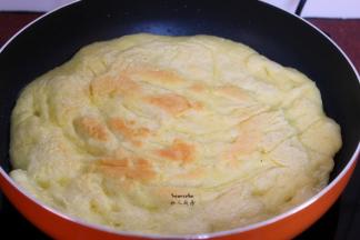 用刚刚煎煎过火腿的油锅煎鸡蛋饼，微黄翻转，煎至二面微黄即可；
7.用锅铲分成四长条；