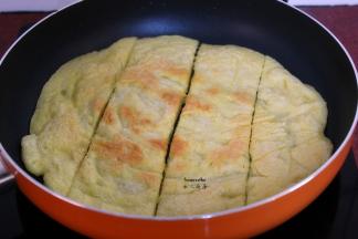 用锅铲分成四长条；