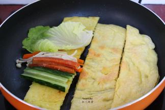 放入火腿、胡萝卜、金针菇、青瓜、生菜；花生酱，如何卷起来即可