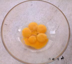 取6个蛋黄（60克左右一个蛋）用电动打蛋器打几下。