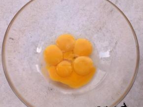 取6个蛋黄（60克左右一个蛋）用电动打蛋器打几下。