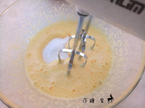 加入细砂糖继续搅打均匀到有点浓稠。（这里我一次性放的糖）烤箱200度预热。