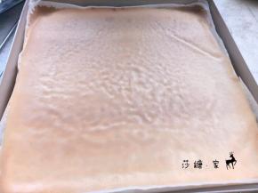 烤好了取出放凉备用。（最好盖上点，防止干了，一会卷的时候会裂的）