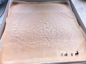 烤好了取出放凉备用。（最好盖上点，防止干了，一会卷的时候会裂的）