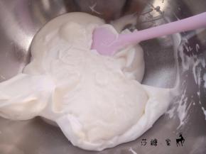 取三分之一蛋清糊与之前的面糊翻拌均匀，再倒入剩下的蛋清糊里翻拌均匀。