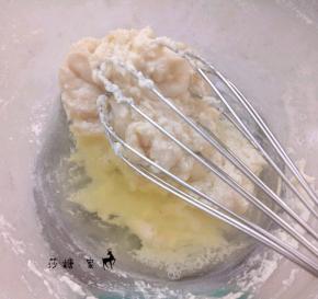 注意我这里加的不是蛋黄（因为蛋黄都做虎皮了，哈哈）加入40g蛋清“Z”字型搅均。