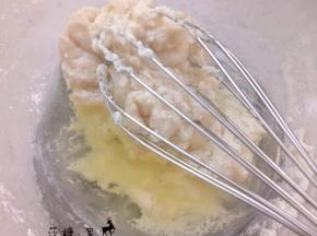 注意我这里加的不是蛋黄（因为蛋黄都做虎皮了，哈哈）加入40g蛋清“Z”字型搅均。