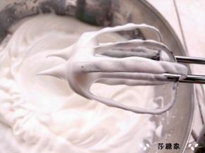 剩下的蛋清分三次加入细砂糖，打到尖角（蛋糕卷一般都打到湿性发泡，但是我喜欢打到尖角，这个根据个人喜好定）