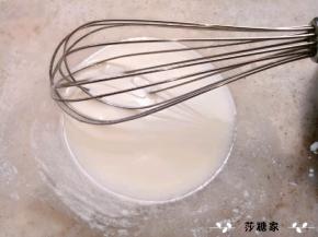 现在做蛋糕卷：牛奶和玉米油混合至乳化。