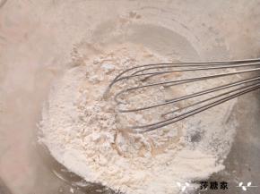 筛入低筋面粉“Z”字型搅均。