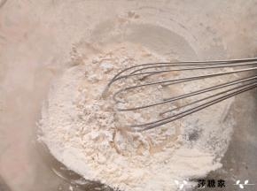 筛入低筋面粉“Z”字型搅均。