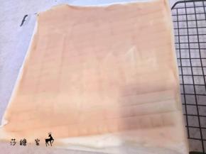 180度烤20分钟左右取出，放一会。现在做馅：把淡奶油，糖粉，盐倒入干净的盆里打好，放冰箱冷藏备用。