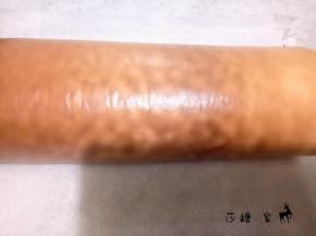 晚上做的拍照效果不太好，把温热的蛋糕卷放在虎皮上抹上淡奶油卷起来，用油纸包好，放冰箱冷藏定型30分钟以上。