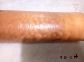 晚上做的拍照效果不太好，把温热的蛋糕卷放在虎皮上抹上淡奶油卷起来，用油纸包好，放冰箱冷藏定型30分钟以上。