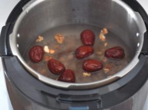 将上面的食材洗净，放入内胆中，按照刻度提示，将水加到粥的刻度显示的位置。按说明书上的预约功能，设置为2小时后启动程序4，时间为20分钟。