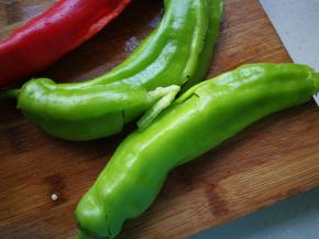 2、青红椒用到拍扁。