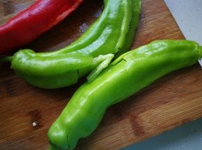 2、青红椒用到拍扁。