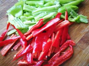 3、先用刀尖纵向划开，再切成段。