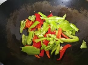 5、放入青红椒大火翻炒。