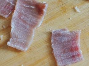 捞出后，剔掉表面残留的肥肉。