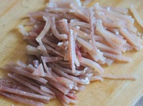 将猪皮切成丝。